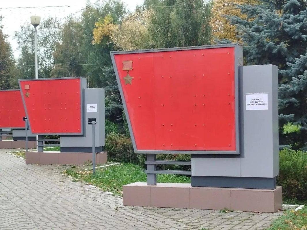 Реставрацию стендов Аллеи Героев проводят в йошкар-олинском Парке Победы