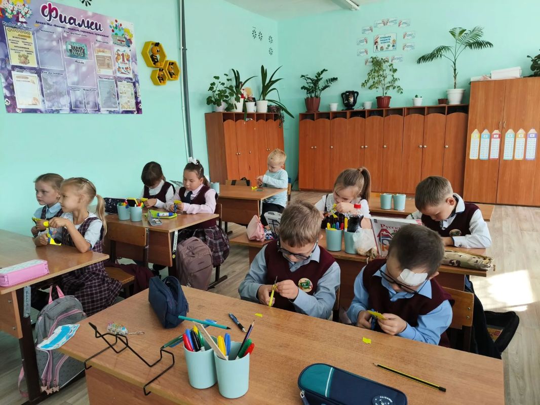 В рамках Всероссийской недели безопасности дорожного движения сотрудники Госавтоинспекции по Звениговскому району проводят мастер-классы «Засветись!» для младшеклассников В рамках Всероссийской недели безопасности дорожного движения сотрудники Госавтоинспекции по Звениговскому району проводят мастер-классы «Засветись!» для младшеклассников