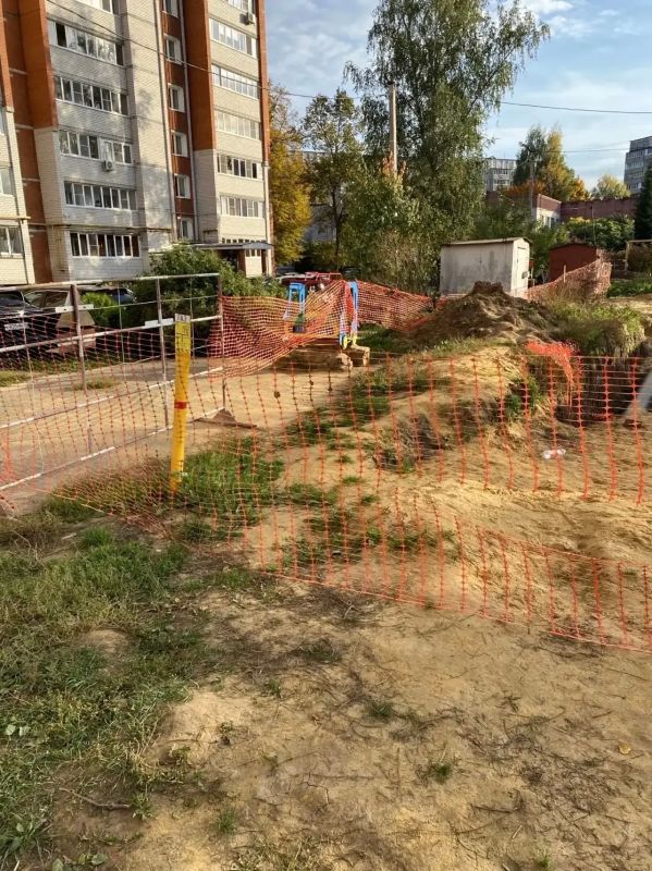 Спрашивали - Отвечаем. Мы получили вопрос относительно ограждения в районе строящейся школы в 6-м микрорайоне (фото №1) Хотим сообщить, что указанное временное ограждение установлено в зоне проведения работ по выносу... Спрашивали - Отвечаем. Мы получили вопрос относительно ограждения в районе строящейся школы в 6-м микрорайоне (фото №1) Хотим сообщить, что указанное временное ограждение установлено в зоне проведения работ по выносу...