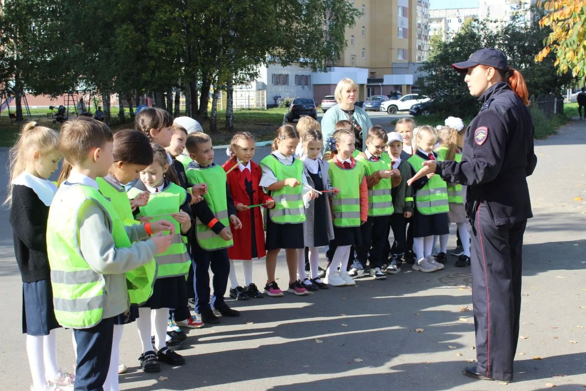 Йошкаролиские первоклассники приняли участие в акции "Шагающий автобус" Йошкаролиские первоклассники приняли участие в акции "Шагающий автобус"