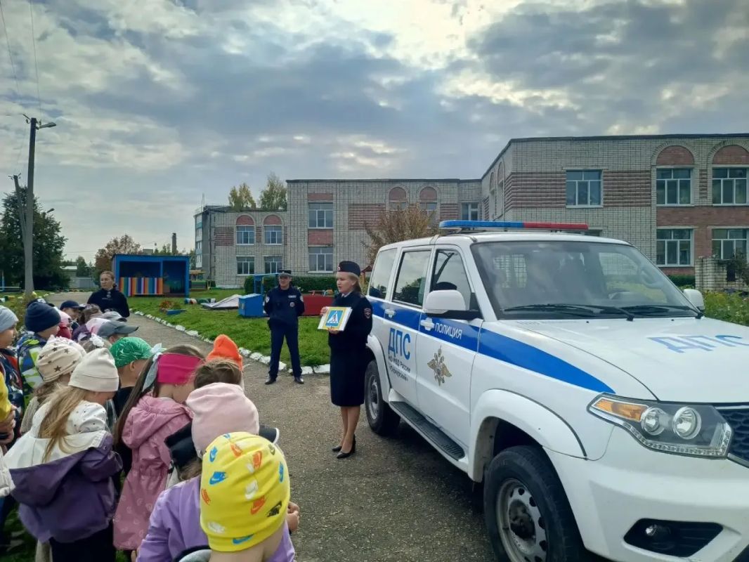 В п. Сернур сотрудники Госавтоинспекции побывали в гостях у самых юных участников дорожного движения В п. Сернур сотрудники Госавтоинспекции побывали в гостях у самых юных участников дорожного движения