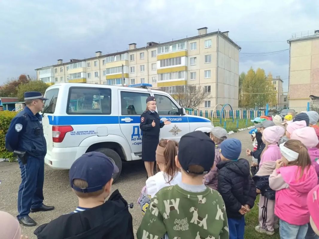 В п. Сернур сотрудники Госавтоинспекции побывали в гостях у самых юных участников дорожного движения В п. Сернур сотрудники Госавтоинспекции побывали в гостях у самых юных участников дорожного движения