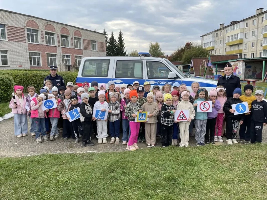 В п. Сернур сотрудники Госавтоинспекции побывали в гостях у самых юных участников дорожного движения В п. Сернур сотрудники Госавтоинспекции побывали в гостях у самых юных участников дорожного движения