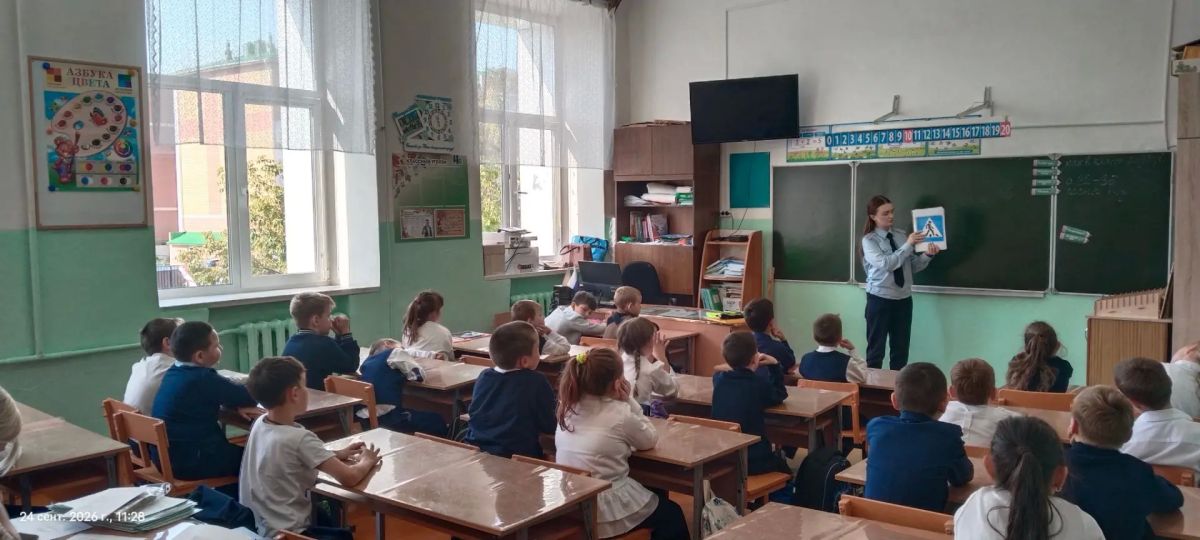 Сотрудники Госавтоинспекции по Звениговскому району проводят для учащихся беседы на тему «Всегда соблюдай ПДД» Сотрудники Госавтоинспекции по Звениговскому району проводят для учащихся беседы на тему «Всегда соблюдай ПДД»