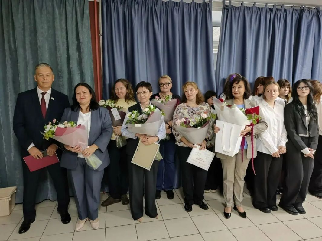 Члены партии «Единая Россия» поздравили педагогов Йошкар-Олы с праздником
