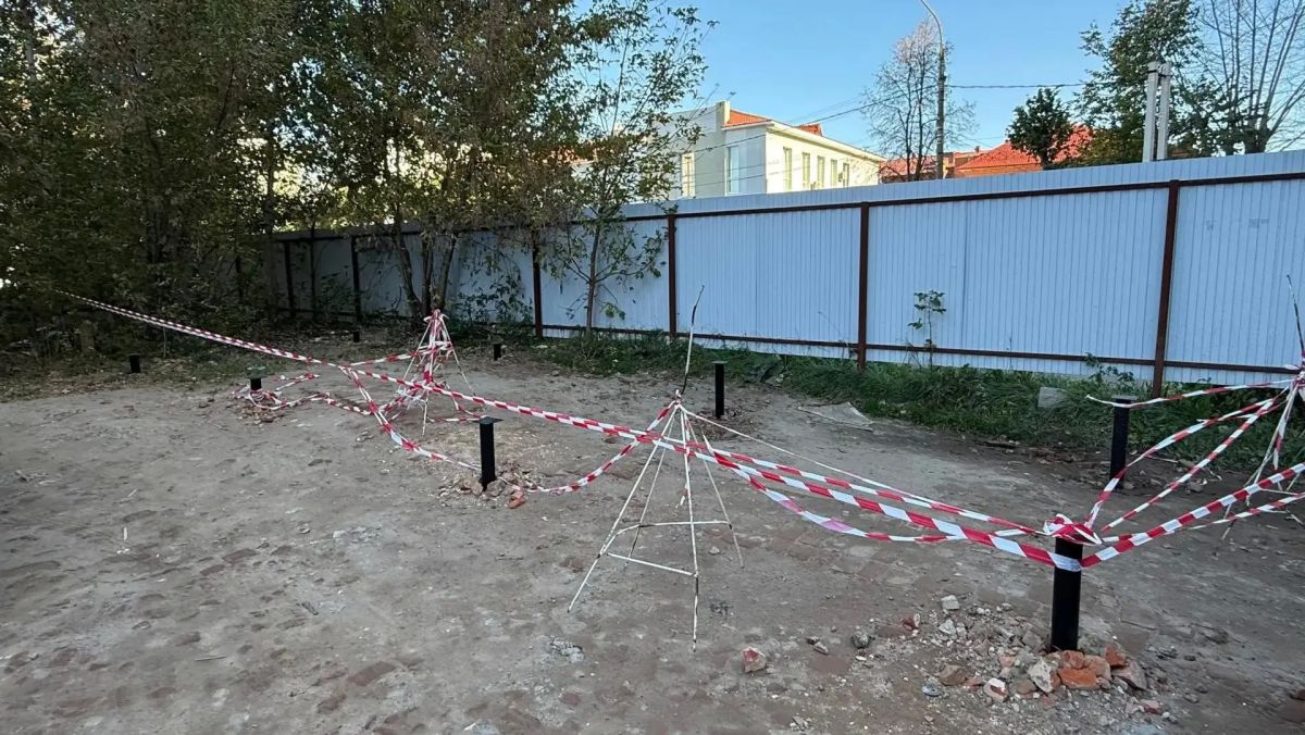 В Йошкар-Оле на улице Палантая идёт монтаж общественного туалета