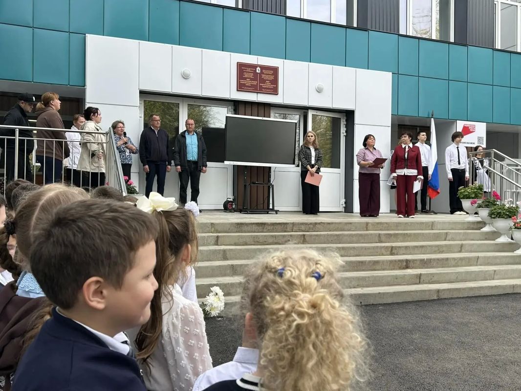 29 сентября в Новоарбанской школе состоялось торжественное открытие мемориальной доски, посвящённой выпускнику школы Михаилу Соловьёву, погибшему при исполнении воинского долга в ходе специальной военной операции 29 сентября в Новоарбанской школе состоялось торжественное открытие мемориальной доски, посвящённой выпускнику школы Михаилу Соловьёву, погибшему при исполнении воинского долга в ходе специальной военной операции