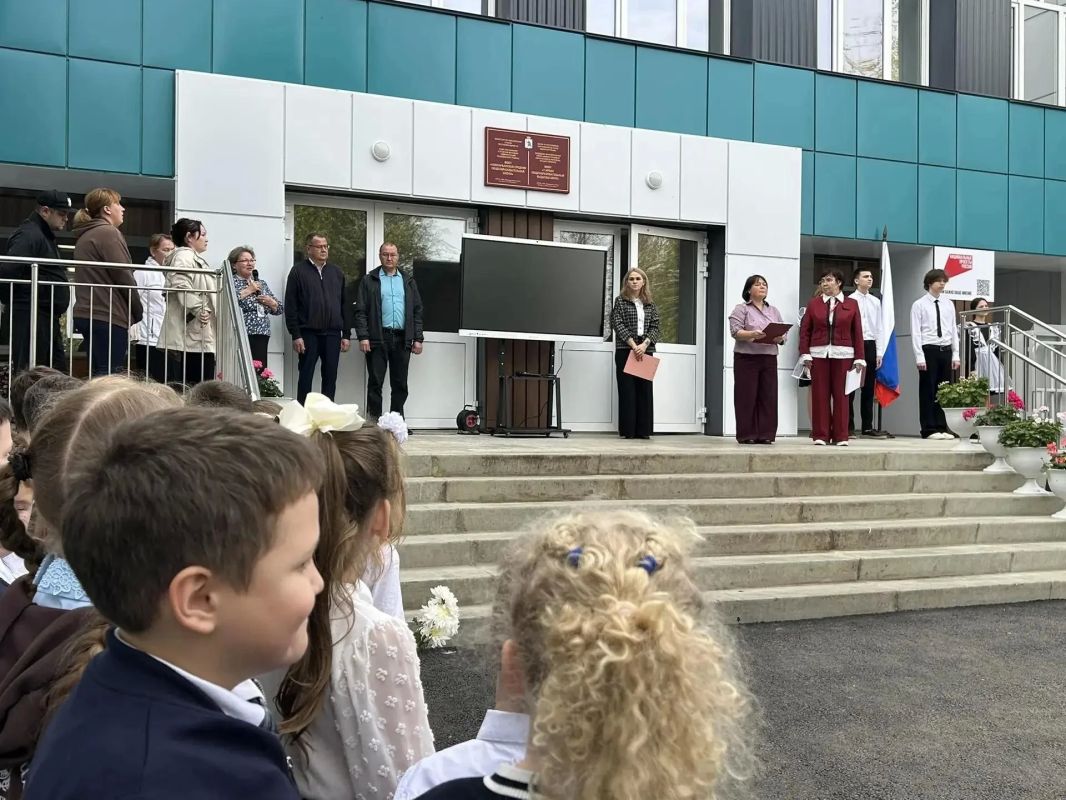 Память бойца СВО увековечили на фасаде школы Память бойца СВО увековечили на фасаде школы