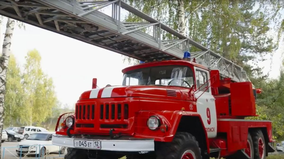 В Волжске установили памятник легендарной пожарной автолестнице