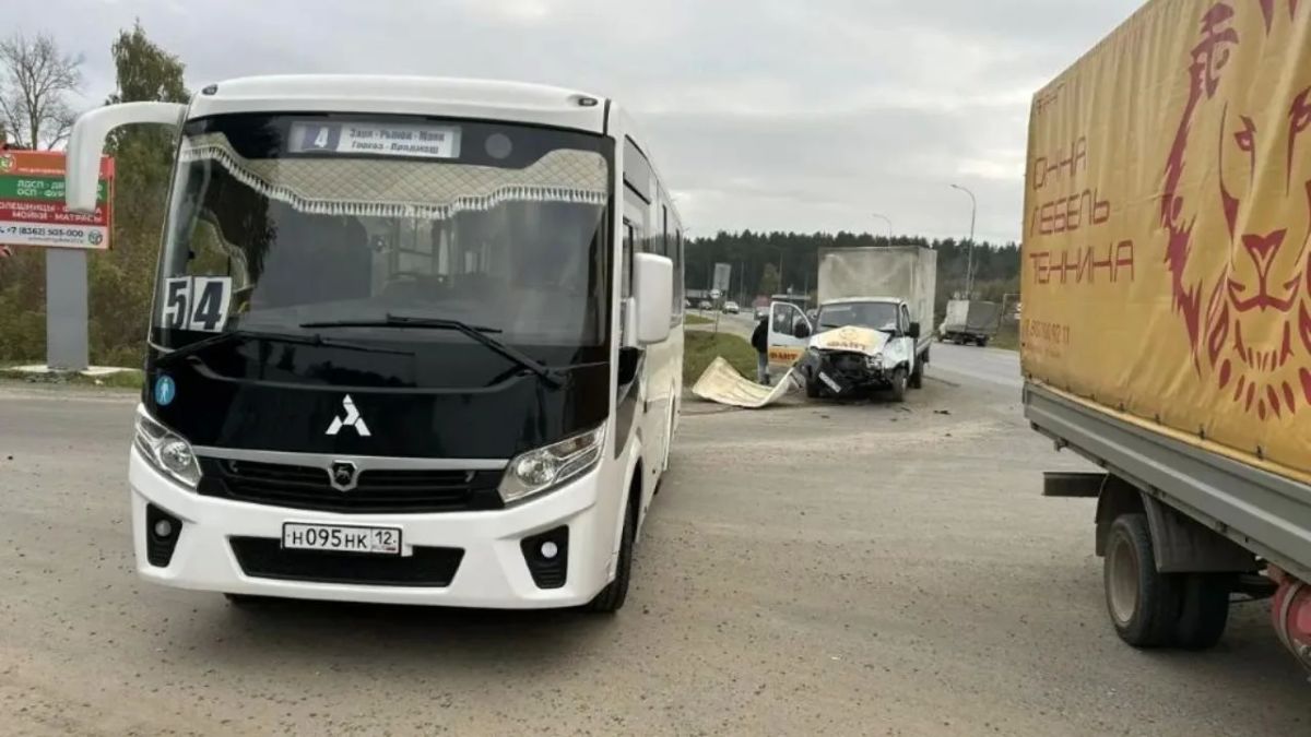 В Волжске пассажирский автобус врезался в грузовую «Газель»
