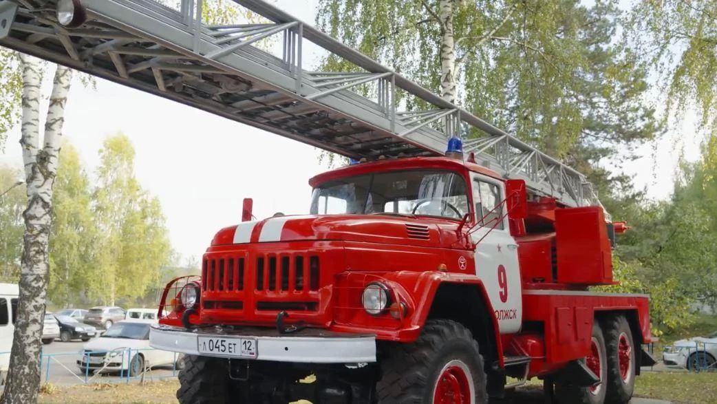 В Волжске около 9-й пожарно-спасательной части установили памятник легендарному пожарному автомобилю ЗИЛ – 131