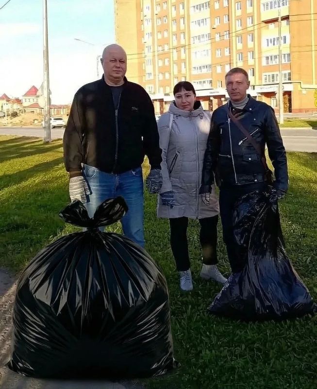 Сотрудники Министерства внутренней политики Марий Эл присоединились к осеннему субботнику Сотрудники Министерства внутренней политики Марий Эл присоединились к осеннему субботнику
