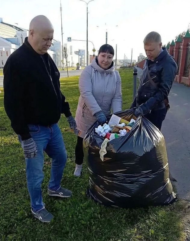 Сотрудники Министерства внутренней политики Марий Эл присоединились к осеннему субботнику Сотрудники Министерства внутренней политики Марий Эл присоединились к осеннему субботнику
