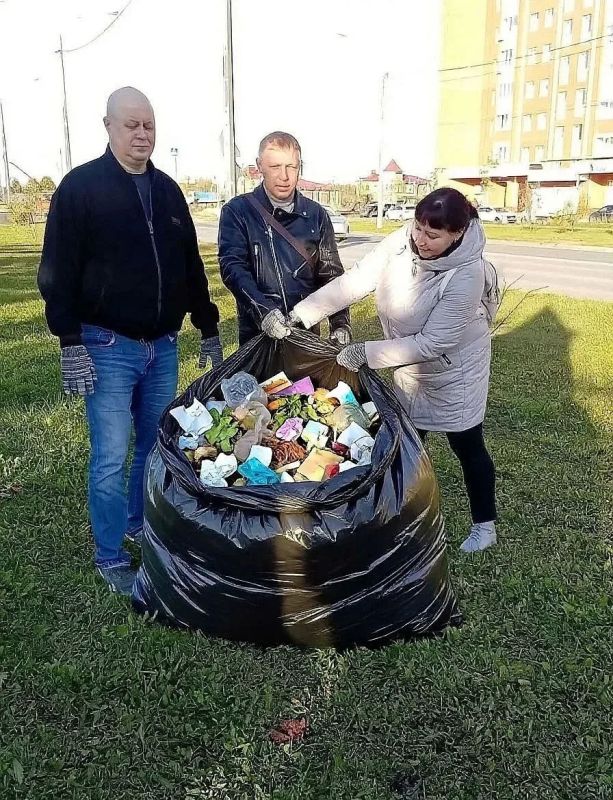 Сотрудники Министерства внутренней политики Марий Эл присоединились к осеннему субботнику Сотрудники Министерства внутренней политики Марий Эл присоединились к осеннему субботнику