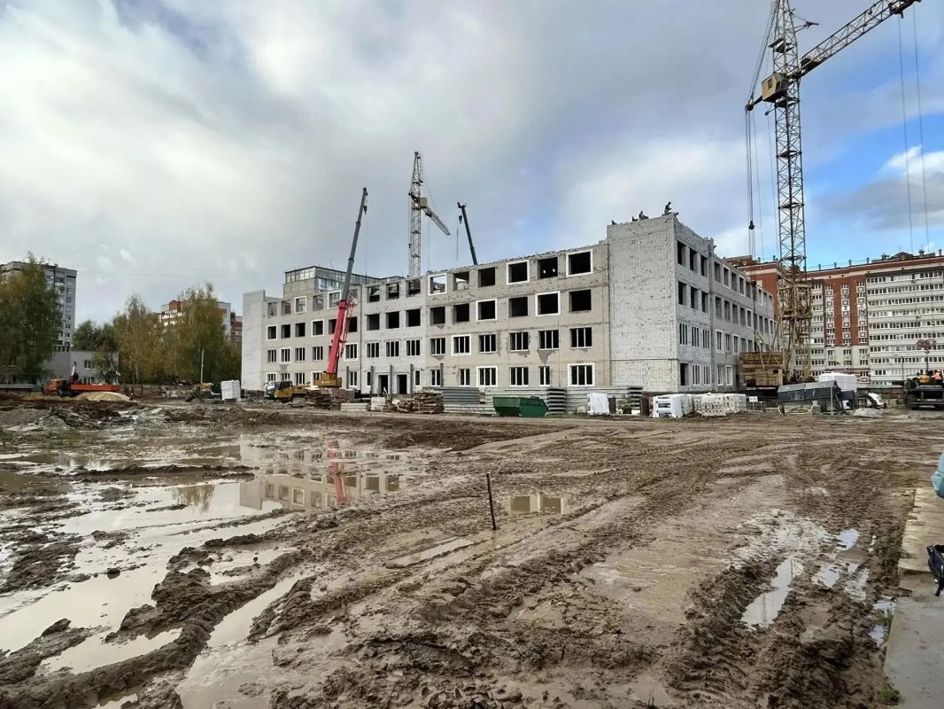Строящаяся школа в 6-м микрорайоне города Йошкар-Олы «выросла» до четвёртого этажа Строящаяся школа в 6-м микрорайоне города Йошкар-Олы «выросла» до четвёртого этажа