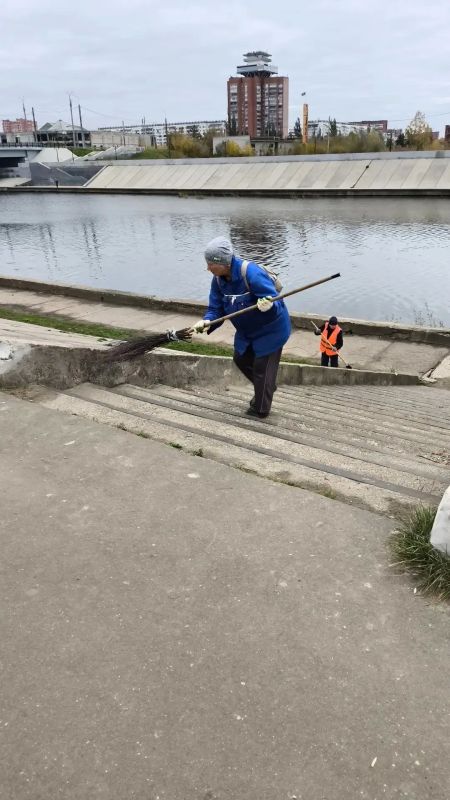 Осенняя уборка в Йошкар-Оле: ежедневные заботы и общегородские субботники Осенняя уборка в Йошкар-Оле: ежедневные заботы и общегородские субботники