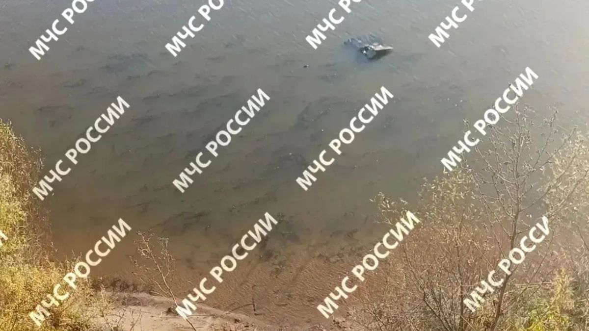 В Татарстане автомобиль с двумя молодыми парнями съехал с обрыва в реку