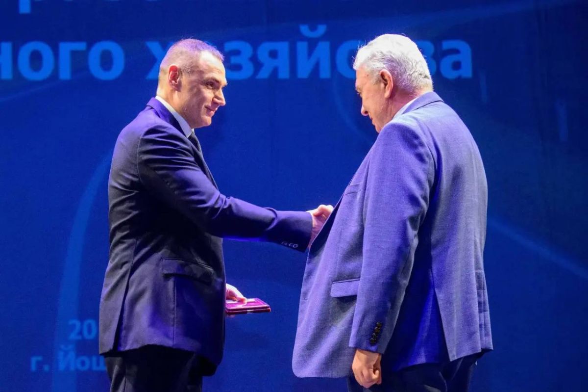 Глава Марий Эл Юрий Зайцев вручил награды работникам дорожного хозяйства республики Глава Марий Эл Юрий Зайцев вручил награды работникам дорожного хозяйства республики