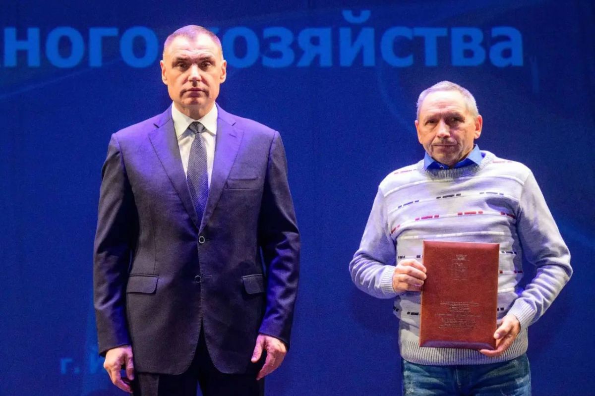 Глава Марий Эл Юрий Зайцев вручил награды работникам дорожного хозяйства республики Глава Марий Эл Юрий Зайцев вручил награды работникам дорожного хозяйства республики