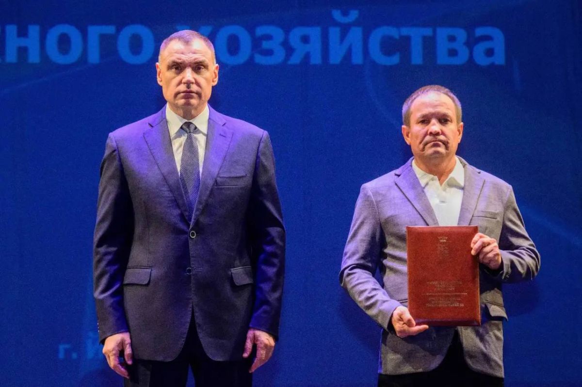 Глава Марий Эл Юрий Зайцев вручил награды работникам дорожного хозяйства республики Глава Марий Эл Юрий Зайцев вручил награды работникам дорожного хозяйства республики