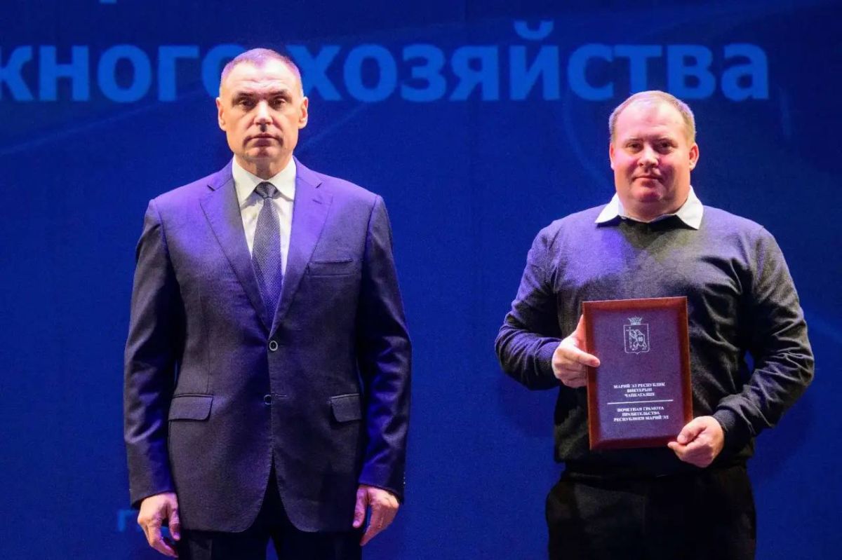 Глава Марий Эл Юрий Зайцев вручил награды работникам дорожного хозяйства республики Глава Марий Эл Юрий Зайцев вручил награды работникам дорожного хозяйства республики