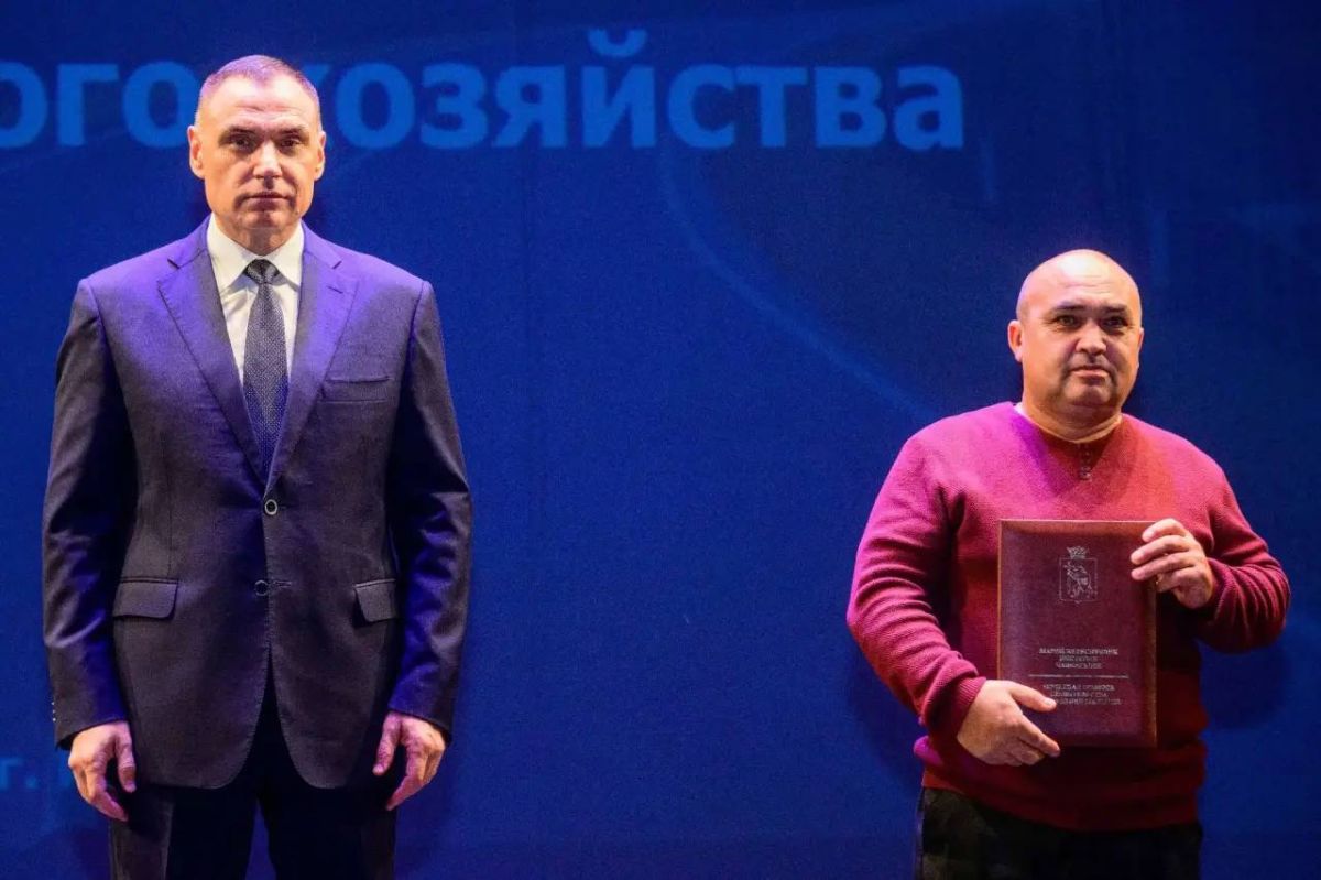 Глава Марий Эл Юрий Зайцев вручил награды работникам дорожного хозяйства республики Глава Марий Эл Юрий Зайцев вручил награды работникам дорожного хозяйства республики