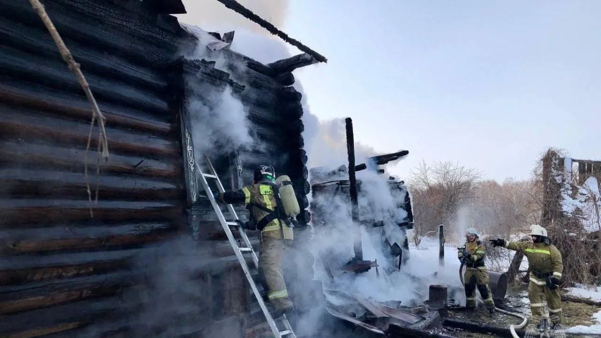 В посёлке Красногорский пожарных дважды поднимали по тревоге
