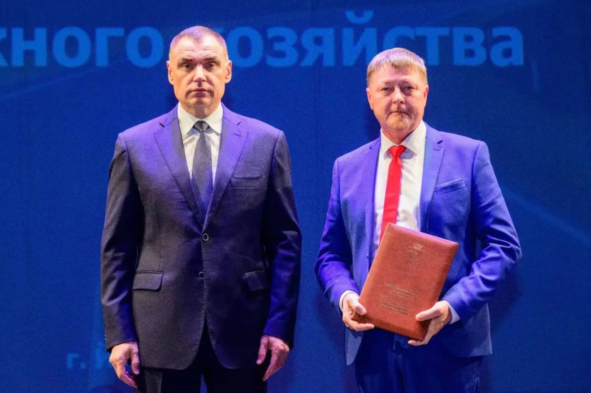 Глава Марий Эл Юрий Зайцев вручил награды работникам дорожного хозяйства республики Глава Марий Эл Юрий Зайцев вручил награды работникам дорожного хозяйства республики