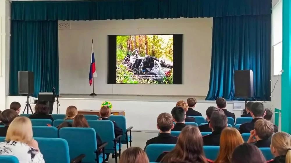 В Сернурском муниципальном округе сотрудники Госавтоинспекции и сотрудники МЧС провели совместное мероприятие для старшеклассников В Сернурском муниципальном округе сотрудники Госавтоинспекции и сотрудники МЧС провели совместное мероприятие для старшеклассников