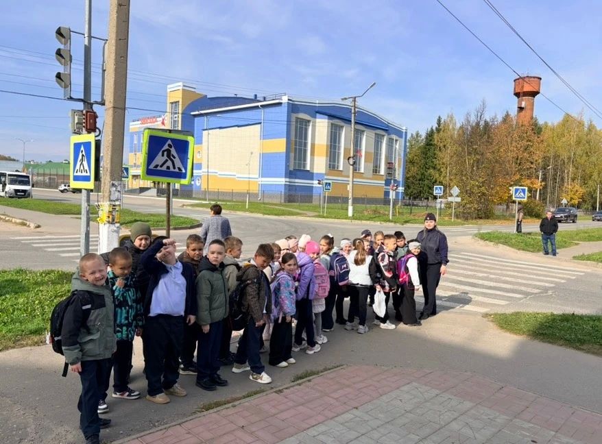 В Советском районе сотрудники Госавтоинспекции проводят для первоклассников пешеходные экскурсии В Советском районе сотрудники Госавтоинспекции проводят для первоклассников пешеходные экскурсии