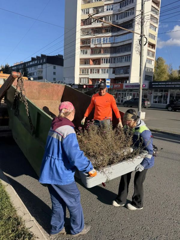 Грузят и увозят «лето»…. Осень щедро наградила нас яркими солнечными днями — и озеленители не теряли времени даром! За этот период успели сделать значительный объём работ: убрали все однолетние растения и удобрили почву для... Грузят и увозят «лето»…. Осень щедро наградила нас яркими солнечными днями — и озеленители не теряли времени даром! За этот период успели сделать значительный объём работ: убрали все однолетние растения и удобрили почву для...
