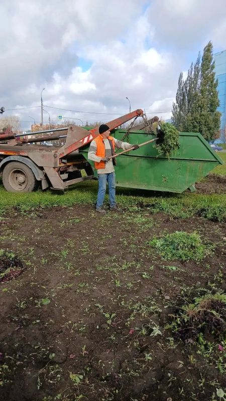 Грузят и увозят «лето»…. Осень щедро наградила нас яркими солнечными днями — и озеленители не теряли времени даром! За этот период успели сделать значительный объём работ: убрали все однолетние растения и удобрили почву для... Грузят и увозят «лето»…. Осень щедро наградила нас яркими солнечными днями — и озеленители не теряли времени даром! За этот период успели сделать значительный объём работ: убрали все однолетние растения и удобрили почву для...
