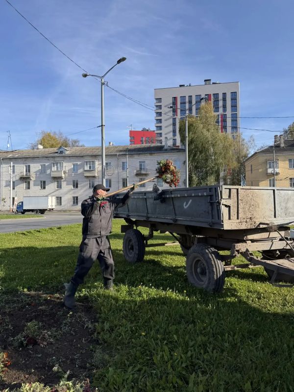 Грузят и увозят «лето»…. Осень щедро наградила нас яркими солнечными днями — и озеленители не теряли времени даром! За этот период успели сделать значительный объём работ: убрали все однолетние растения и удобрили почву для... Грузят и увозят «лето»…. Осень щедро наградила нас яркими солнечными днями — и озеленители не теряли времени даром! За этот период успели сделать значительный объём работ: убрали все однолетние растения и удобрили почву для...