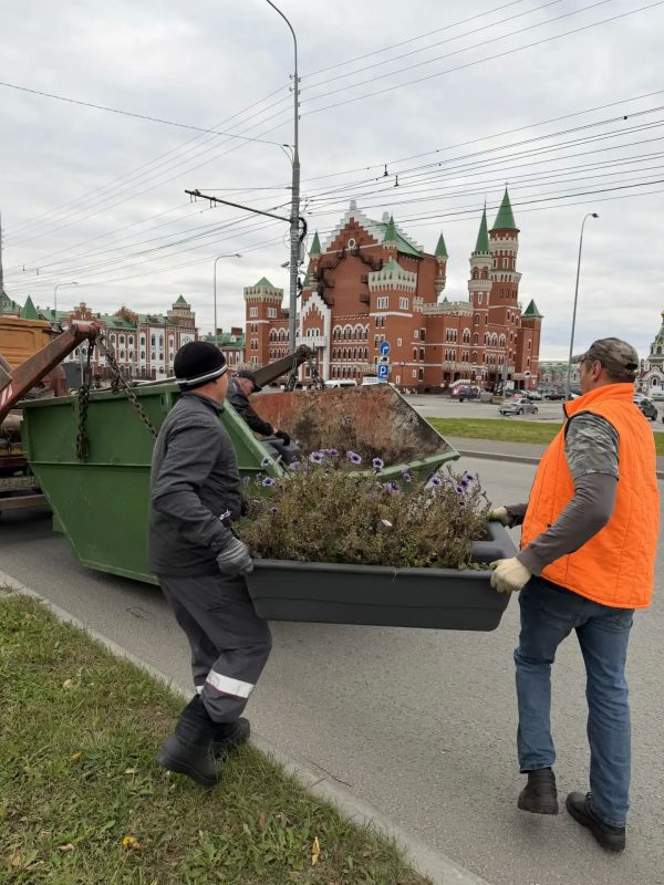 Грузят и увозят «лето»…. Осень щедро наградила нас яркими солнечными днями — и озеленители не теряли времени даром! За этот период успели сделать значительный объём работ: убрали все однолетние растения и удобрили почву для... Грузят и увозят «лето»…. Осень щедро наградила нас яркими солнечными днями — и озеленители не теряли времени даром! За этот период успели сделать значительный объём работ: убрали все однолетние растения и удобрили почву для...