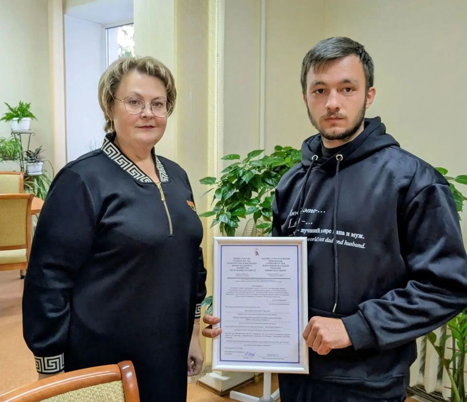 Сегодня у Константина Вершинина по-настоящему важный день — он получил заветный сертификат на приобретение собственного жилья