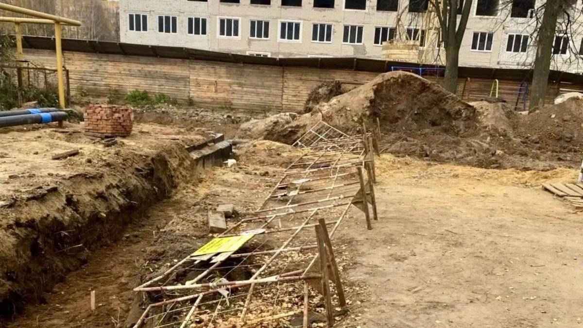 В Йошкар-Оле вандалы разрушают ограждения в местах стройки