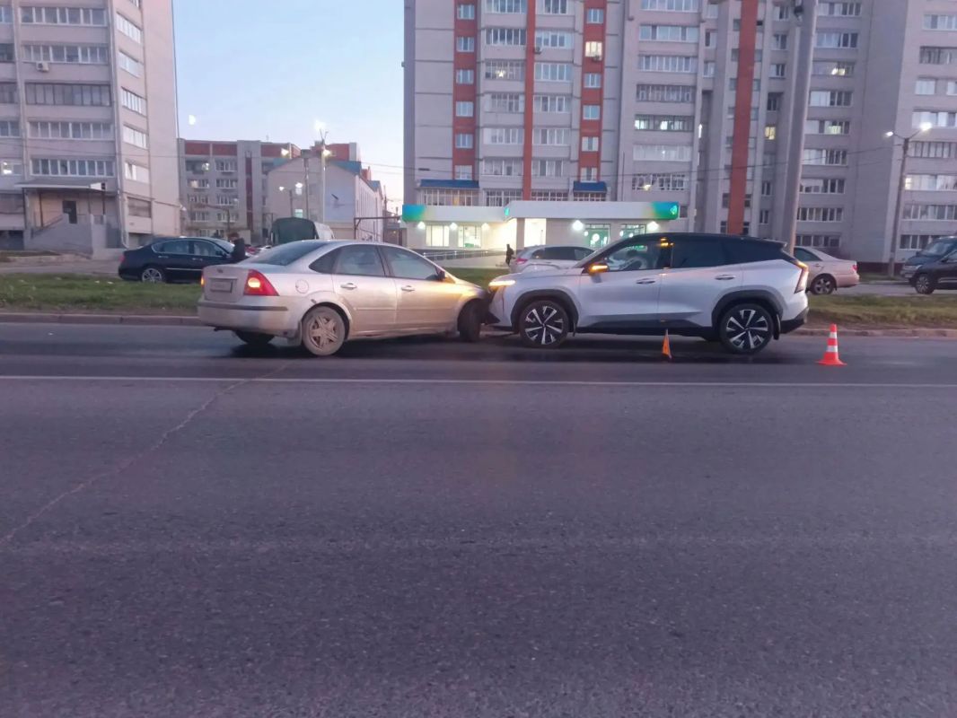 Розыск очевидцев ДТП. 19.10.2026 в 14.40 у д. 42 по ул. Йывана Кырли г. Йошкар -Олы произошло столкновение автомашин Geely Atlas и Ford Focus
