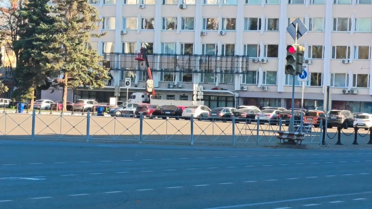 В Йошкар-Оле на здании Волгатеха устанавливают часы