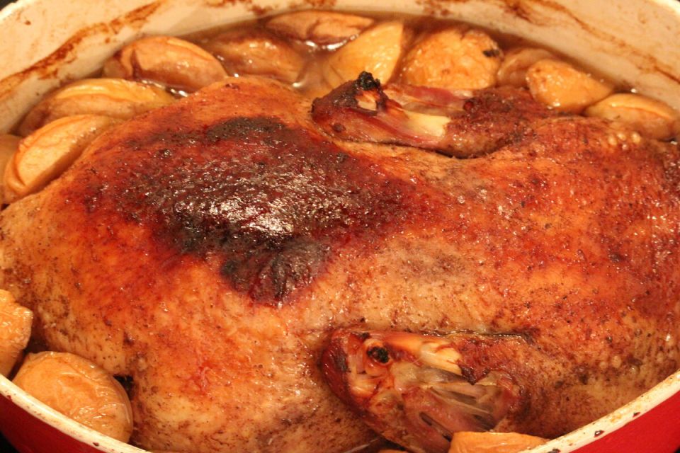 Запеченная утка с яблоками: секретный ингредиент, который привнесет невероятный аромат