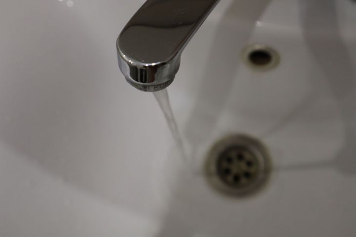 Чем отмыть раковину от мыльного налета, если нет специального средства: нужно минимум усилий