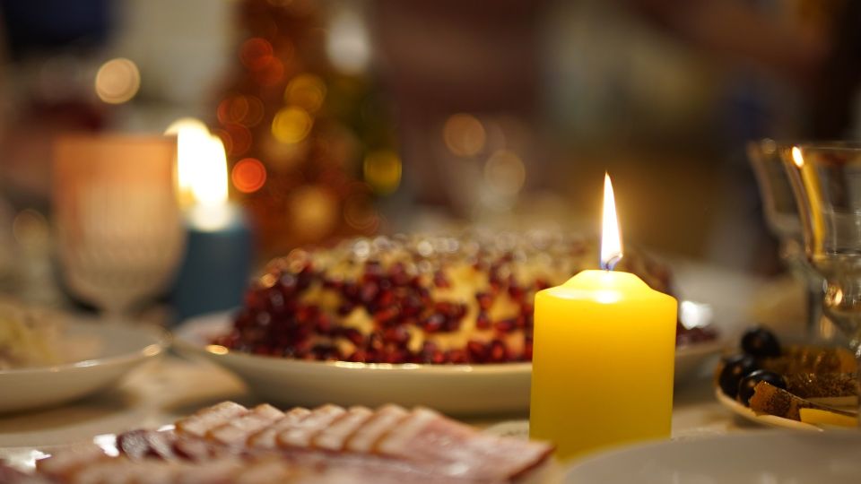 Уберете воск со скатерти в мгновение ока: поможет этот хитрый прием