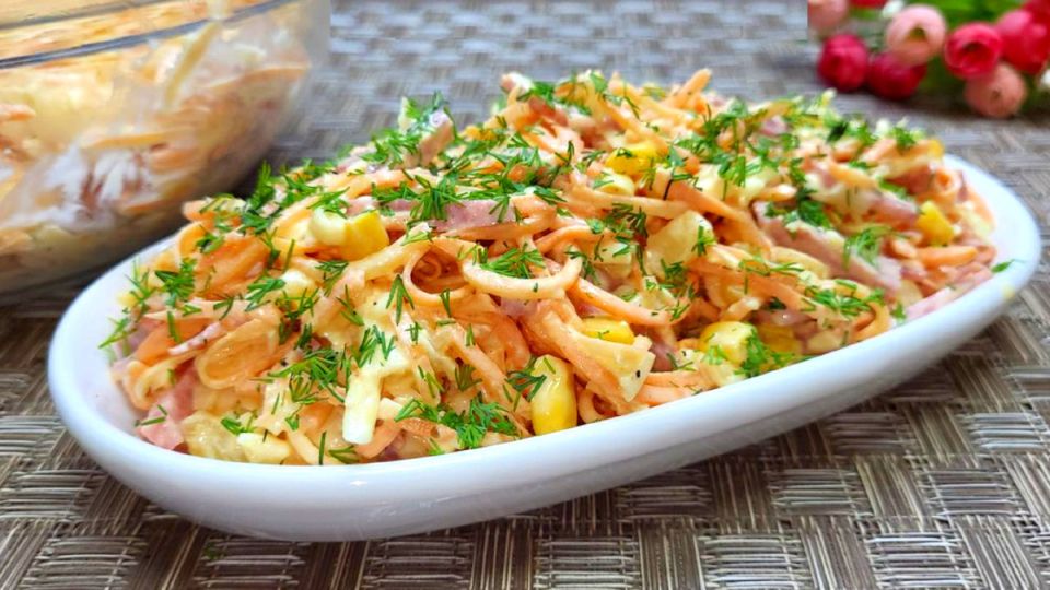 Салат с ветчиной и ананасами: быстрый рецепт для праздничного стола