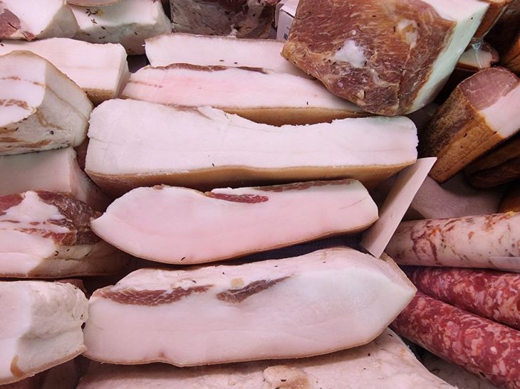 Ваш борщ — пресный? Кулинарный секрет с салом, который навсегда изменит блюдо