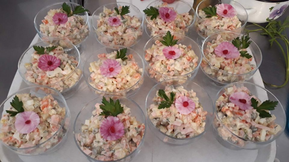 Тренды новогодних салатов: пошаговое руководство по созданию ярких угощений