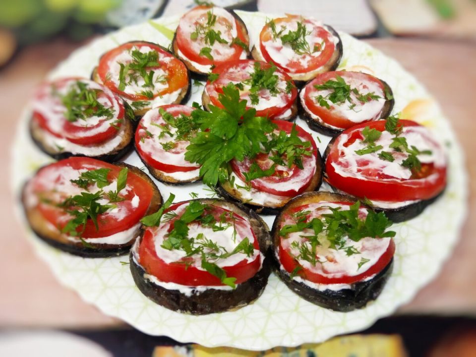 Изысканные жареные баклажаны с помидорами и сметанным соусом