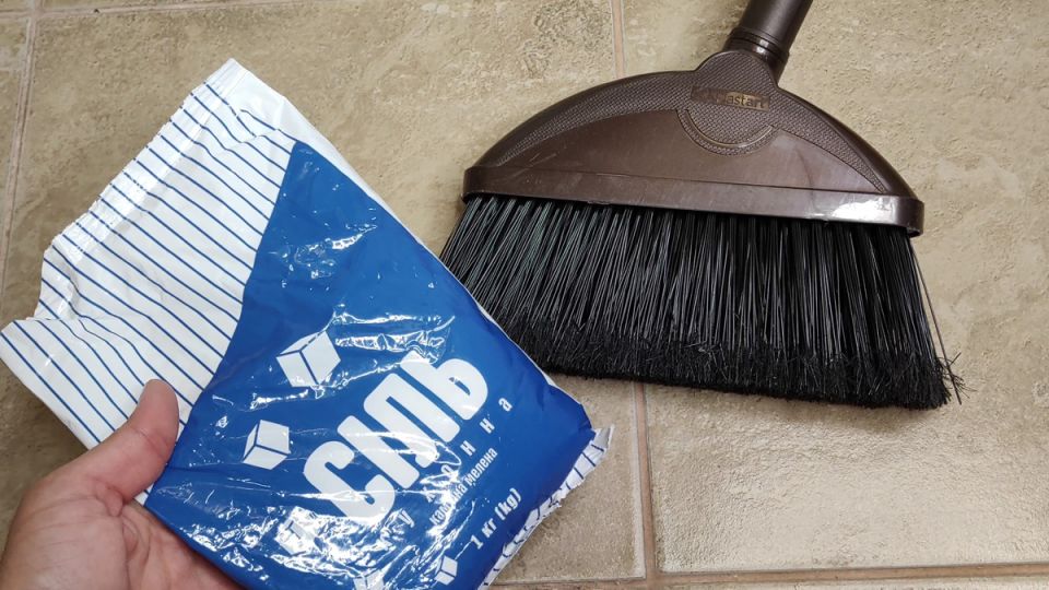 Зачем соль на веник и щётки помогает продлить жизнь бытовым предметам