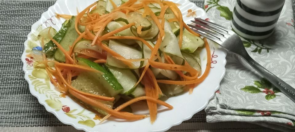 Как быстро замариновать огурцы с морковью — превосходная закуска