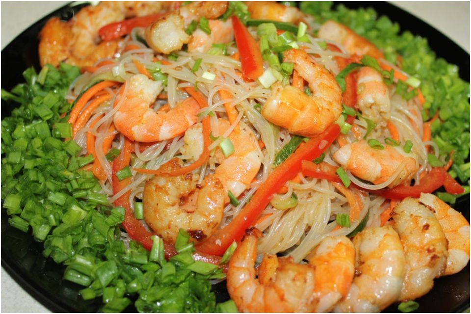 Фунчоза: Вкусный салат с креветками и овощами