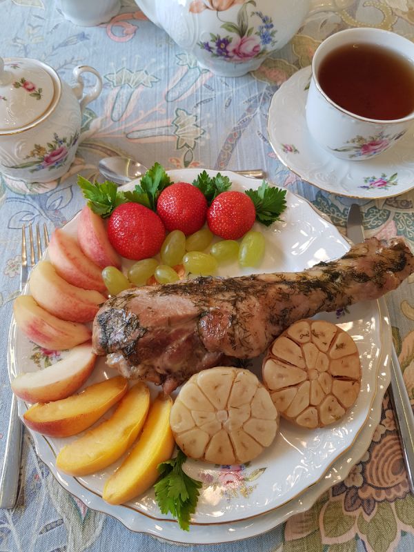 Голени индейки в ароматной запечённой корочке